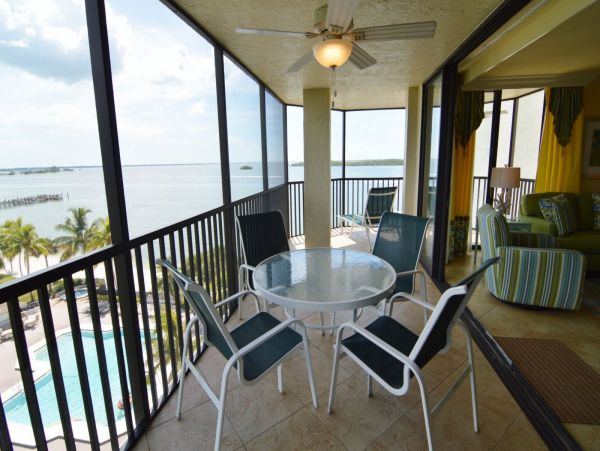 Two Bedroom Bay View Vacation Condo in Fort Myers Sleeps 6