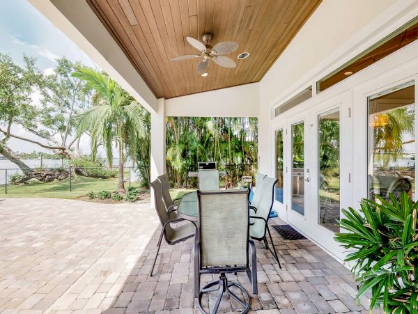 Luxury Homes Beach 4 Bedroom Rental Walk to Beach with Pools