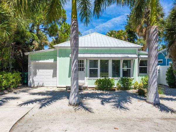 Luxury Three Bedroom Rental Anna Maria Island with Pool