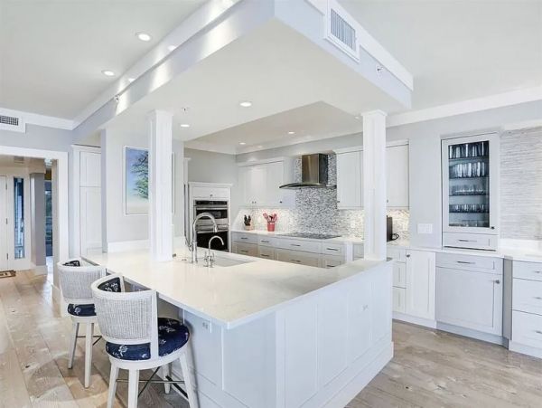 Upscale Captiva Island Condo: Stunning Views & Amenities