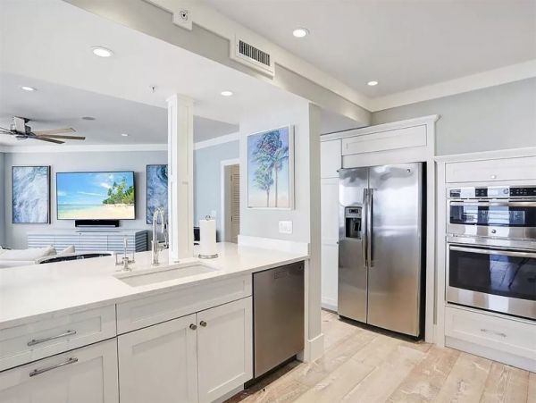 Upscale Captiva Island Condo: Stunning Views & Amenities