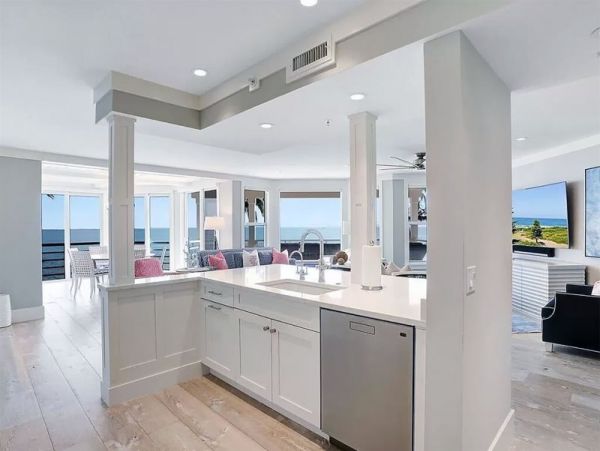 Upscale Captiva Island Condo: Stunning Views & Amenities