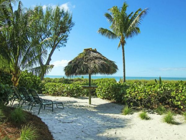Captiva Island 2 Bedroom Vacation Home Steps to the Beach