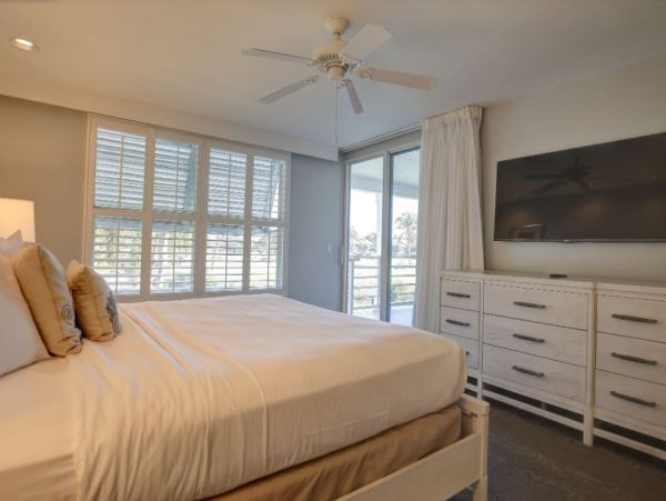 Charming Captiva Vacation Villa with Communal Pool Sleeps 4