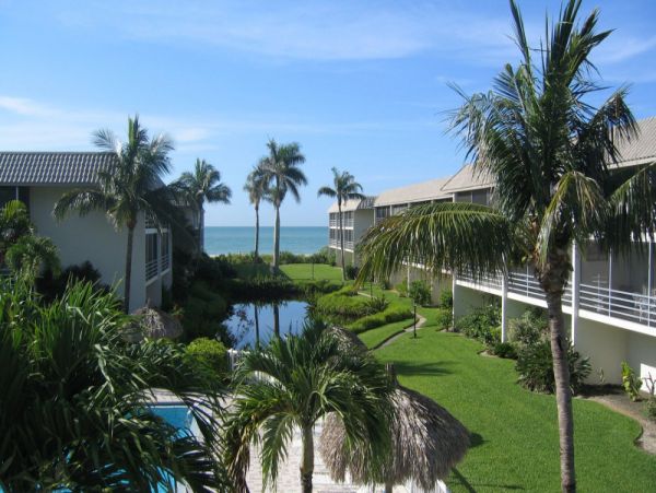 Sanibel Vacation Condo Two Bedroom Walk to Beach