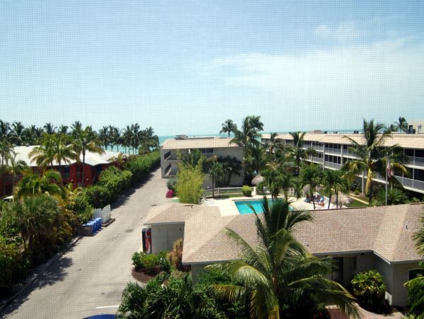 Sanibel Vacation Condo Two Bedroom Walk to Beach