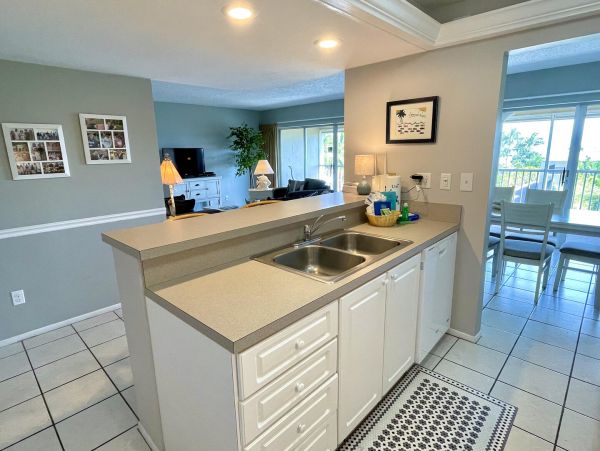 Sanibel Vacation Condo Two Bedroom Walk to Beach