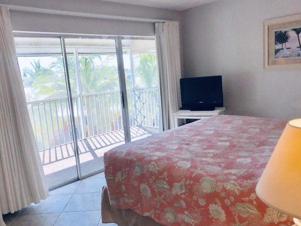 Sanibel Vacation Condo Two Bedroom Walk to Beach