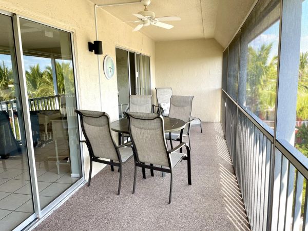 Sanibel Vacation Condo Two Bedroom Walk to Beach