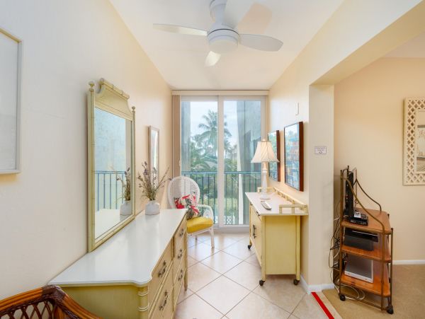 Walk to Beach Sanibel Vacation Condo Two Bedroom