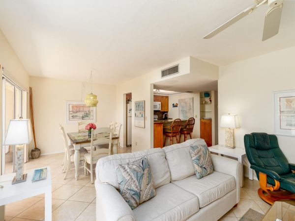 Walk to Beach Sanibel Vacation Condo Two Bedroom