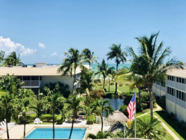 Sanibel Island Getaway: Stylish Condo Near Shelling Beaches