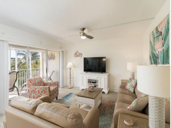 Sanibel Island Getaway: Stylish Condo Near Shelling Beaches