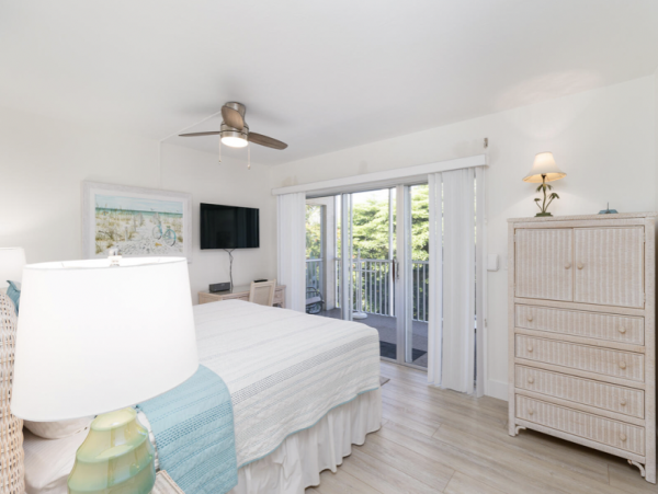 Sanibel Island Getaway: Stylish Condo Near Shelling Beaches