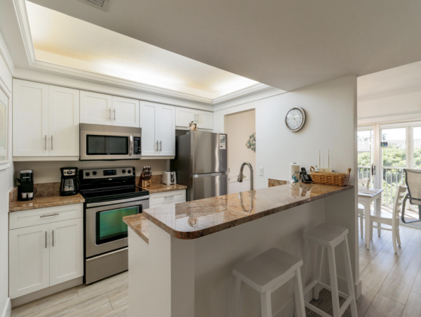 Sanibel Island Getaway: Stylish Condo Near Shelling Beaches