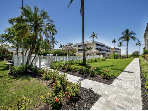 Sanibel Island Getaway: Stylish Condo Near Shelling Beaches