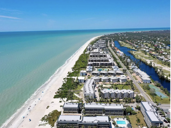 Sanibel Island Getaway: Stylish Condo Near Shelling Beaches