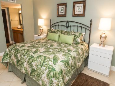 Siesta Key Two Bedroom Condo Stroll to the Village Views