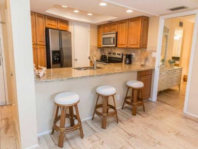 Fitted Kitchen with Breakfast Bar Fitted Kitchen with Breakfast Bar
