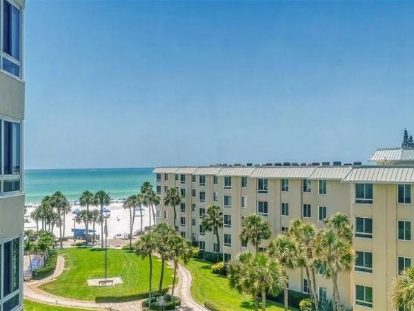 Posh Siesta Key Beach Vacation Condo Close to Village
