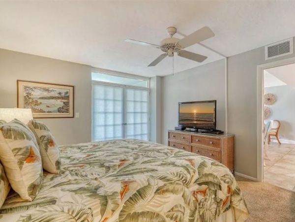 Posh Siesta Key Beach Vacation Condo Close to Village