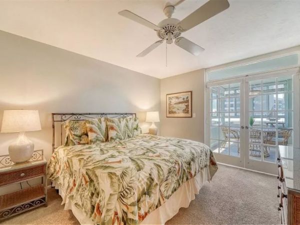 Posh Siesta Key Beach Vacation Condo Close to Village