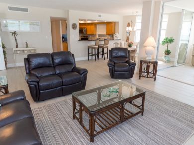 Vacation in this Luxury 2 Bedroom Condo on Crescent Beach