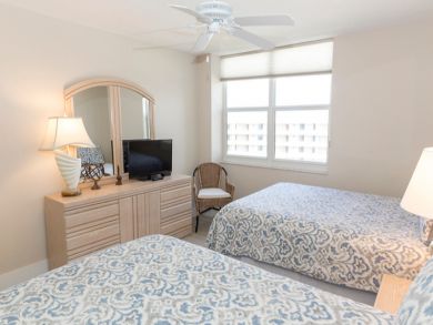Vacation in this Luxury 2 Bedroom Condo on Crescent Beach