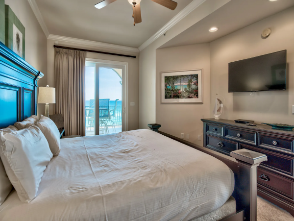 Santa Rosa Beach Vacation Condo Sleeps Ten Guests.