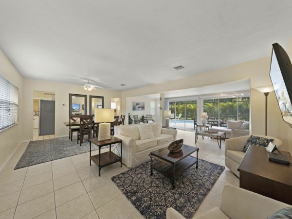 Four Bedroom Vacation Home in Siesta Key Sleeps 10