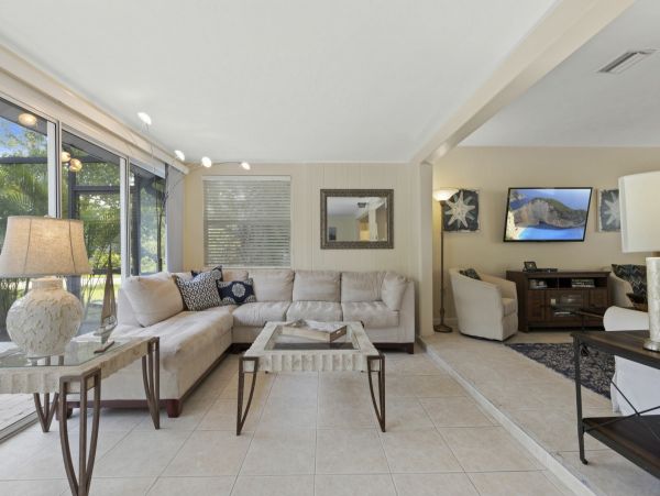 Four Bedroom Vacation Home in Siesta Key Sleeps 10