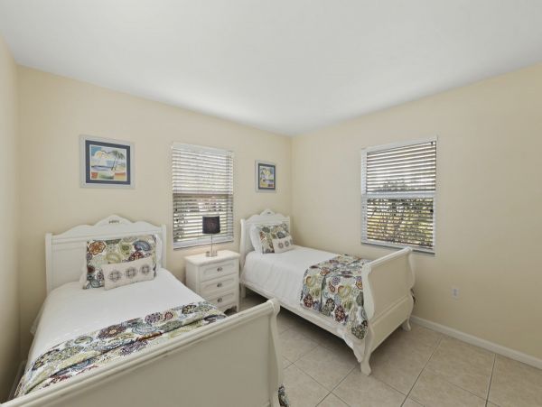 Four Bedroom Vacation Home in Siesta Key Sleeps 10