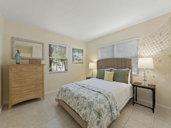 Four Bedroom Vacation Home in Siesta Key Sleeps 10