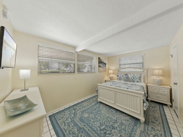 Four Bedroom Vacation Home in Siesta Key Sleeps 10