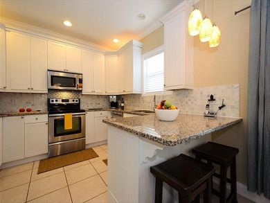 Equipped Kitchen with Breakfast Bar