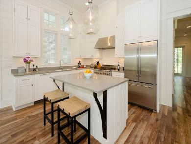 Equipped Kitchen with Breakfast Bar Equipped Kitchen with Breakfast Bar