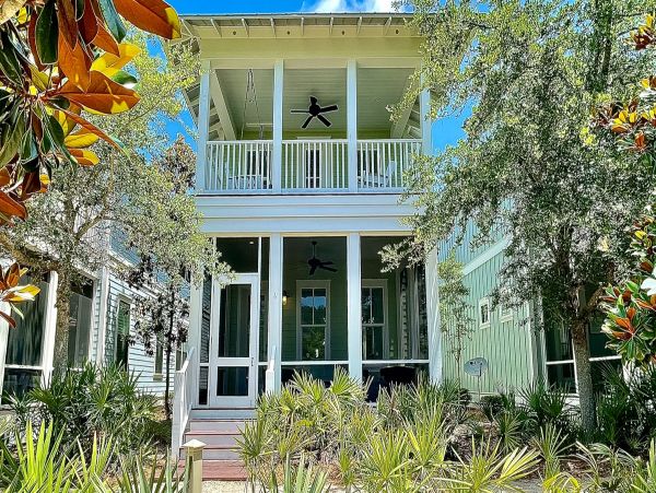 Beautiful 4 Bedroom Luxury Home Sleeps 6 Guests