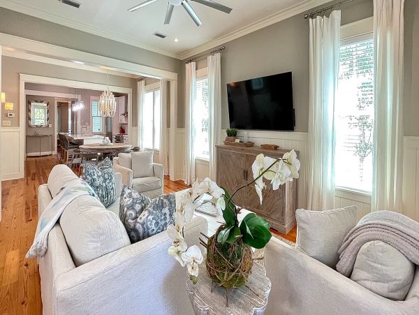 Beautiful 4 Bedroom Luxury Home Sleeps 6 Guests