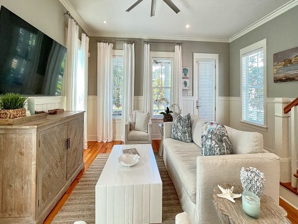 Beautiful 4 Bedroom Luxury Home Sleeps 6 Guests