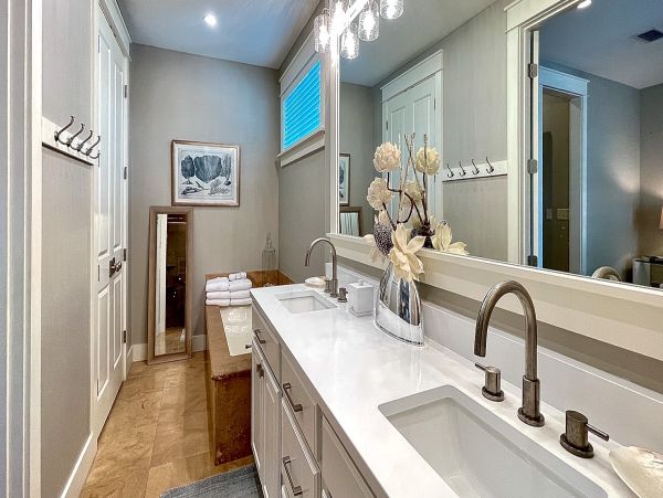 Beautiful 4 Bedroom Luxury Home Sleeps 6 Guests
