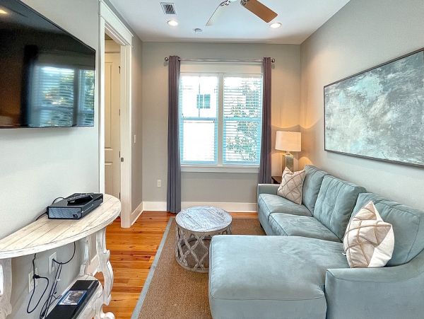 Beautiful 4 Bedroom Luxury Home Sleeps 6 Guests