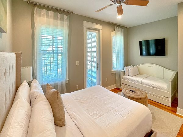 Beautiful 4 Bedroom Luxury Home Sleeps 6 Guests