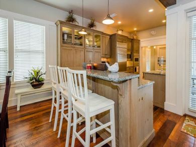 Equipped Kitchen with Breakfast Bar