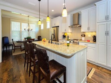 Equipped Kitchen with Breakfast Bar
