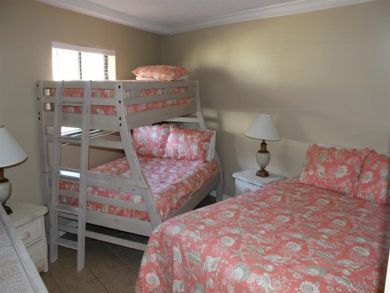 Bedroom - Bunk bed and queen bed