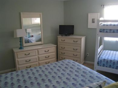 Bedroom - Bunk beds and queen bed