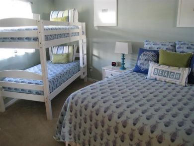 Bedroom - Bunk beds and queen bed