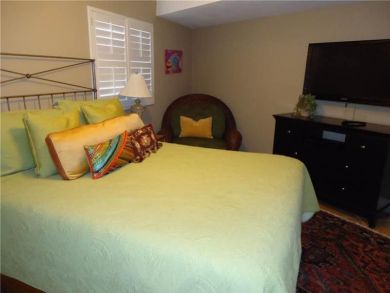 Bedroom - Queen bed Bedroom - Queen bed