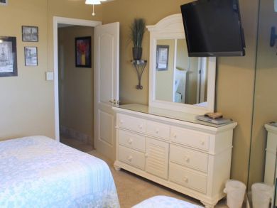 Bedroom - Queen and twin beds Bedroom - Queen and twin beds