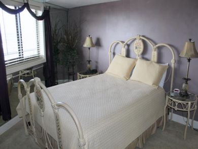 Bedroom - Queen bed Bedroom - Queen bed